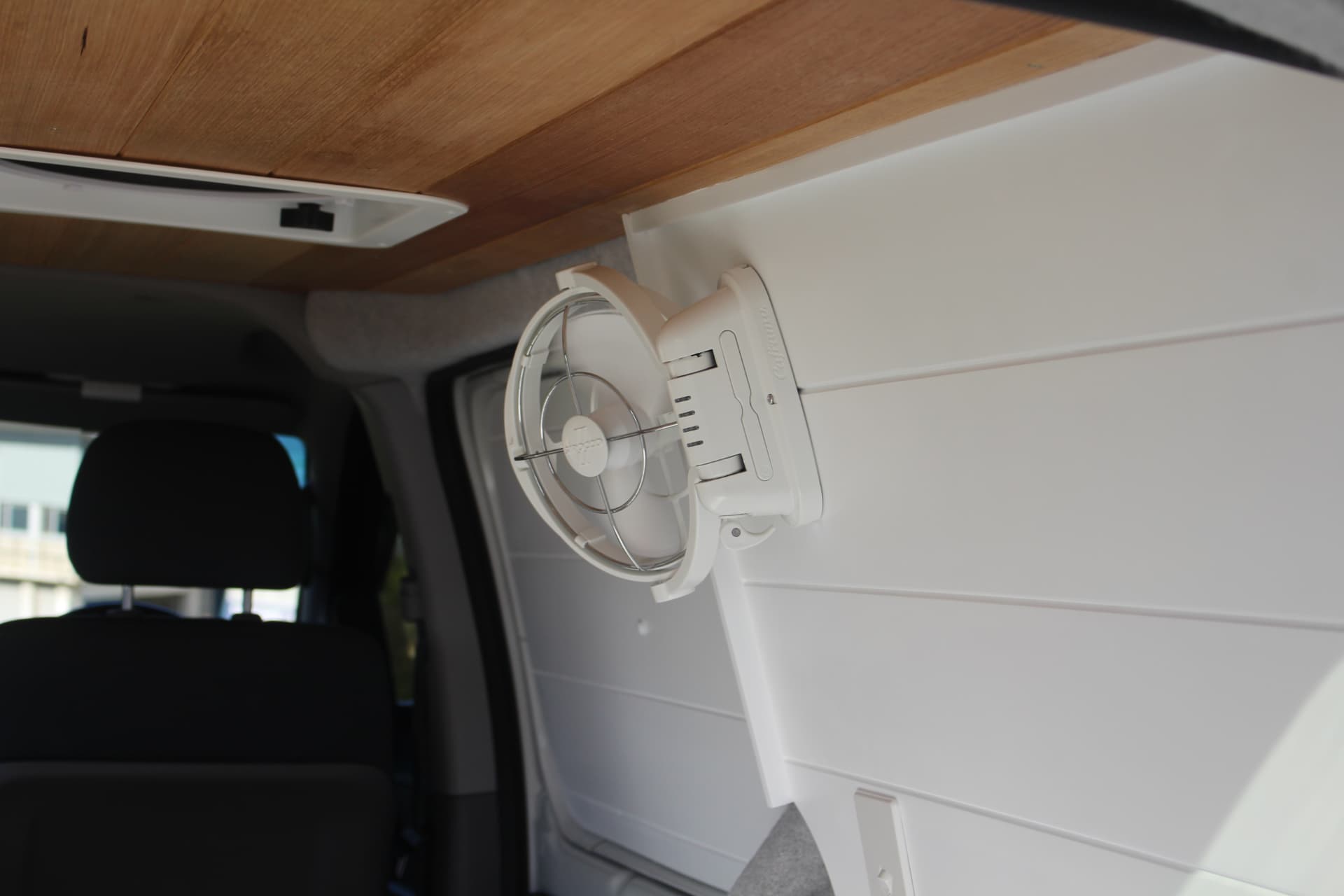iLoad Camper — Swivel fan and roof hatch